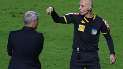 Árbitro mudou de opinião após analisar o VAR - Foto: Marcello Zambrana/AGIF.