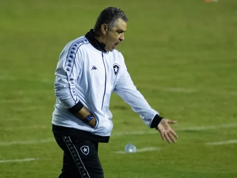 Kanu cobra atenção e Chamusca rebate questionamento no Botafogo