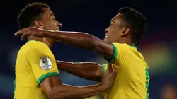 Alex Sandro abre o placar para o Brasil contra o Peru. (Foto: Getty Images)