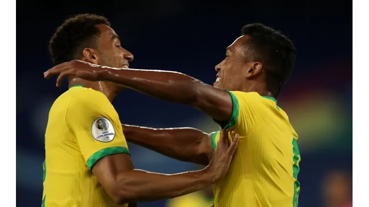 Alex Sandro abre o placar para o Brasil contra o Peru. (Foto: Getty Images)