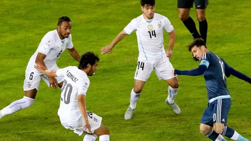 Argentina e Uruguai, em campo pela Copa América de 2015 (Foto: Rafael Martinez/Agencia Uno/AGIF)