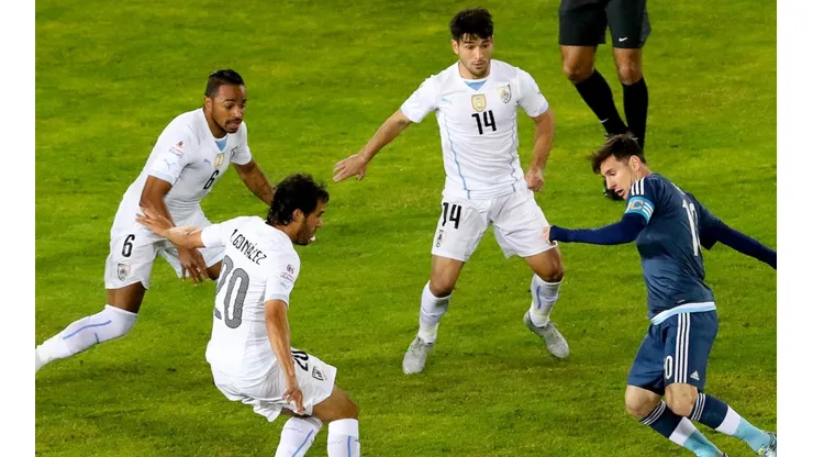 Argentina e Uruguai, em campo pela Copa América de 2015 (Foto: Rafael Martinez/Agencia Uno/AGIF)