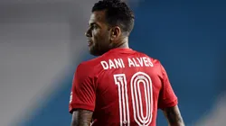 Daniel Alves reclama do VAR em jogo do São Paulo: Na mão de incompetentes, não serve".(Foto: Getty Images)