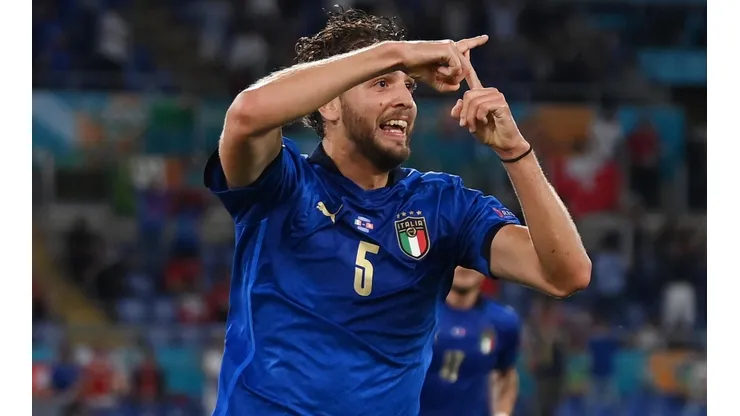 Locatelli comemora o gol que vai dando a vitória à Itália (Foto: Getty Images)