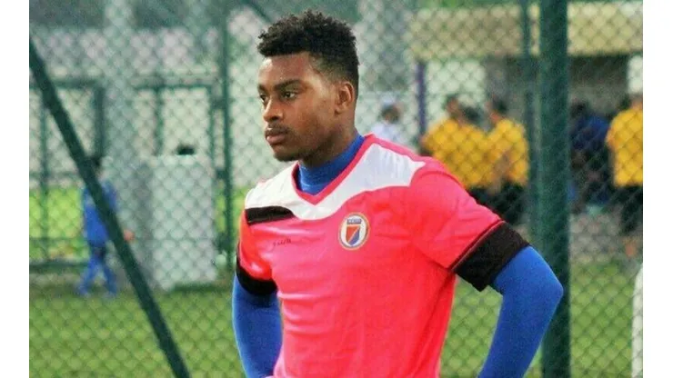 Goleiro do Haiti falha e faz gol contra bizarro em jogo contra o Canadá