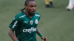 Luiz Adriano comemora gol diante do maior rival (Foto: Ettore Chiereguini/AGIF)