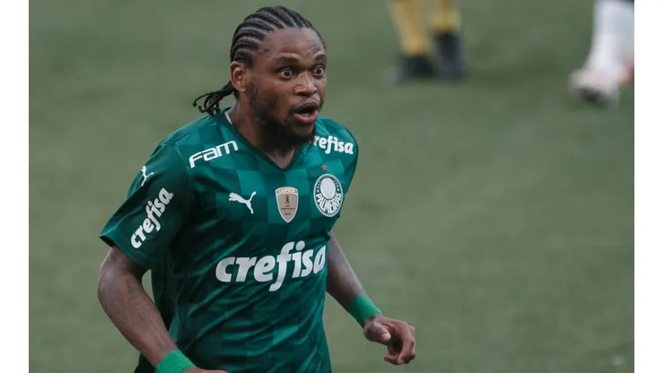 Luiz Adriano comemora gol diante do maior rival (Foto: Ettore Chiereguini/AGIF)
