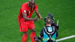 Camisa 9 vai à câmera para homenagear Eriksen (Foto: Getty Images)