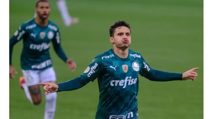 Raphael Veiga comemora o gol que dá números ao placar (Foto: Marcello Zambrana/AGIF)