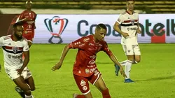 O 4 de Julho venceu o São Paulo por 3 a 2 na partida de ida (Foto: Marcelo Cardoso/AGIF)