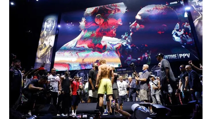 Cilma esquenta durante a pesagem entre Logan Paul e Floyd Mayweather. (Foto: Getty Images)