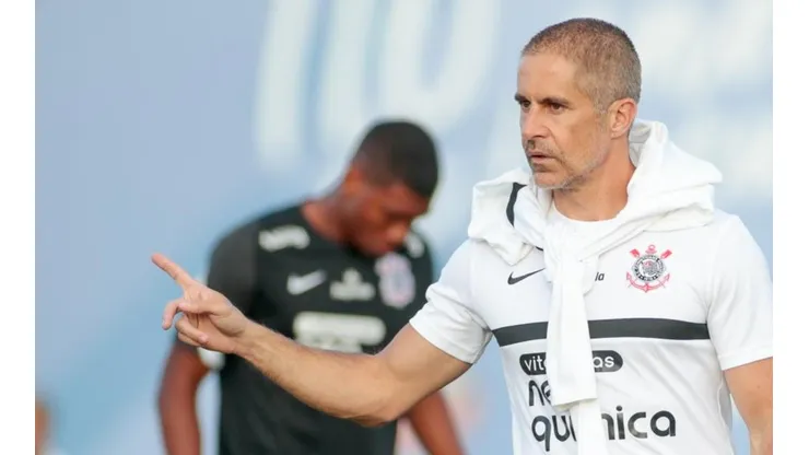 Sylvinho vem sendo questionado neste início de trabalho - Foto: Rodrigo Coca/Agência Corinthians.