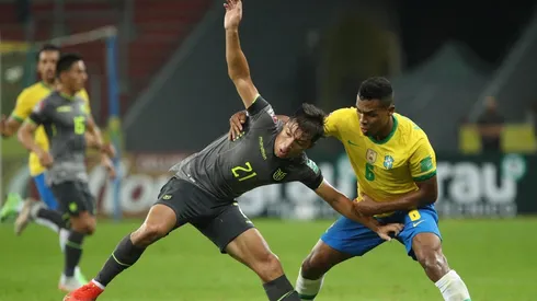 Primeira etapa é marcada por muita disputa de bola e poucas chances de gol (Foto: Getty Images)