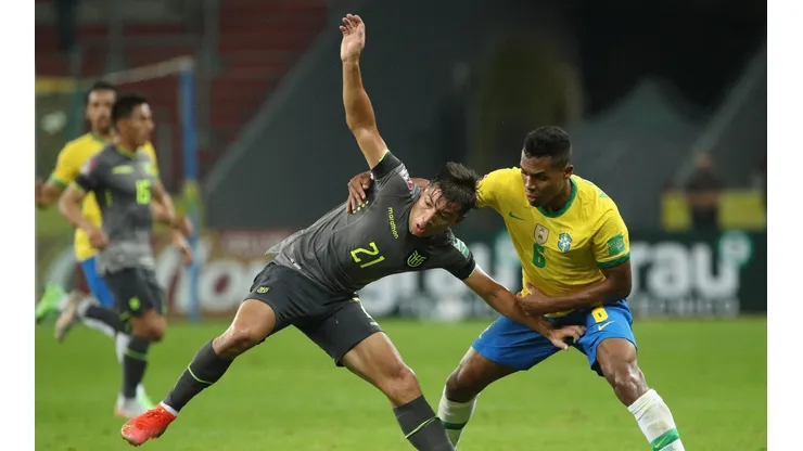 Primeira etapa é marcada por muita disputa de bola e poucas chances de gol (Foto: Getty Images)