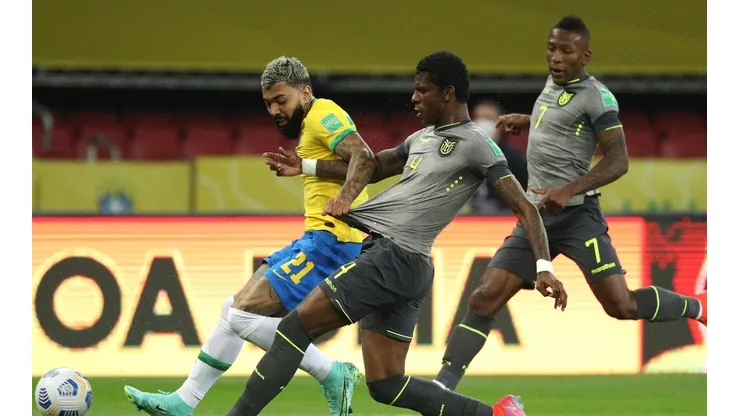 Gabigol e Arboleda durante Brasil x Equador, pelas Eliminatórias Sul-Americanas