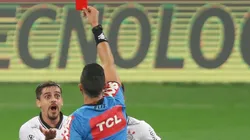 Fagner não concordou com a decisão do árbitro - Foto: Marcello Zambrana/AGIF.