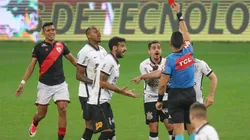 Fagner recebeu cartão vermelho por entrada dura em Zé Roberto (Foto: Marcello Zambrana/AGIF)