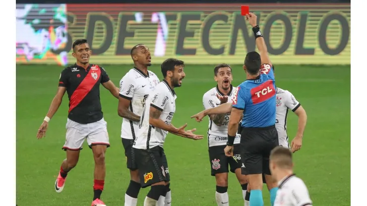 Fagner recebeu cartão vermelho por entrada dura em Zé Roberto (Foto: Marcello Zambrana/AGIF)