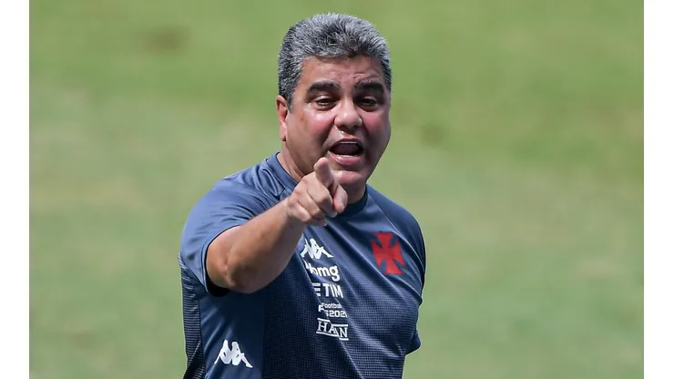 Treinador deu o papo aos dirigentes - Foto: Thiago Ribeiro/AGIF.