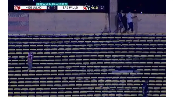 Torcedores invadem estádio Albertão em jogo entre 4 de julho x São Paulo, pela Copa do Brasil. (Foto: Reprodução)