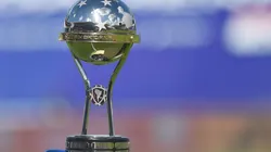 Ela está em jogo: a taça da Copa Sul-Americana (Foto: Getty Images)