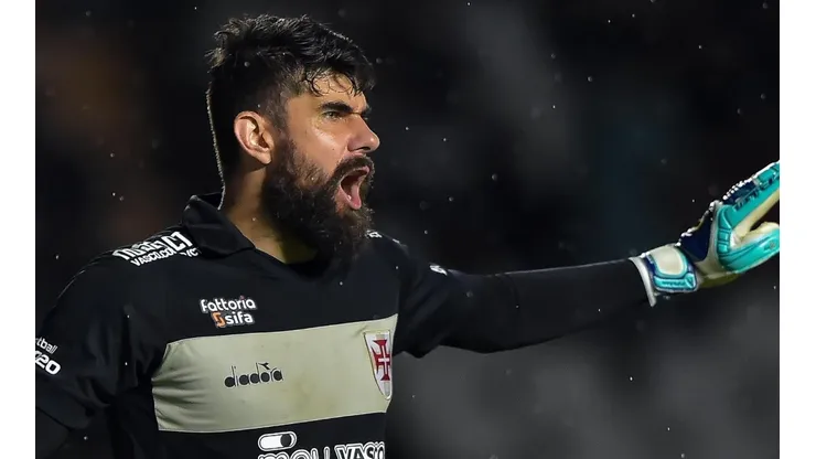Goleiro deixou o Vasco após o rebaixamento - Foto: Thiago Ribeiro/AGIF.