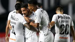 Jogadores do Santos abraçados