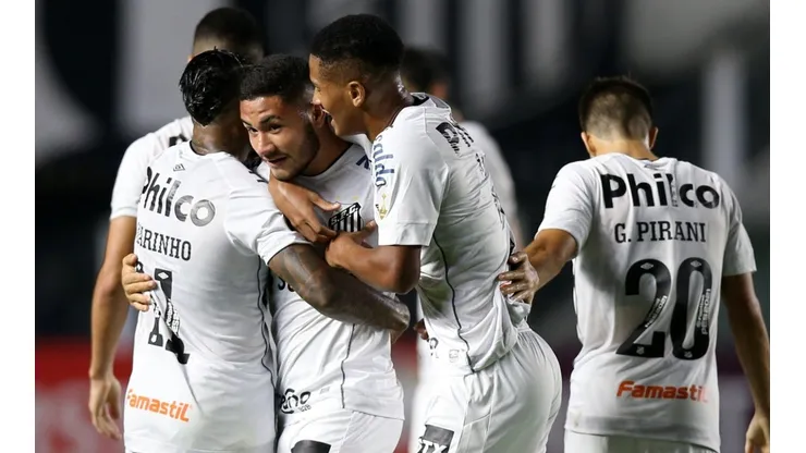 Jogadores do Santos abraçados