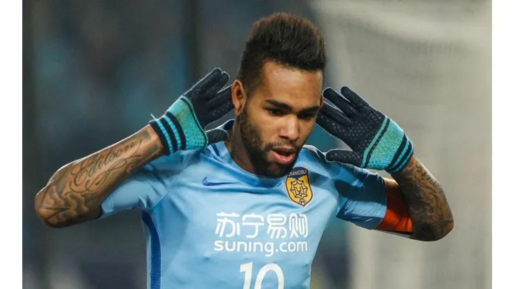 Líderes do elenco pedem Alex Teixeira no Grêmio e empresário do jogador atiça a torcida
