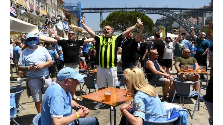 Torcedores do Manchester City viajaram para Portugal para a final da Champions