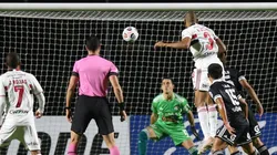 Bruno Alves sobe mais alto que a defesa peruana e cabeceia para as redes (Foto: Getty Images)