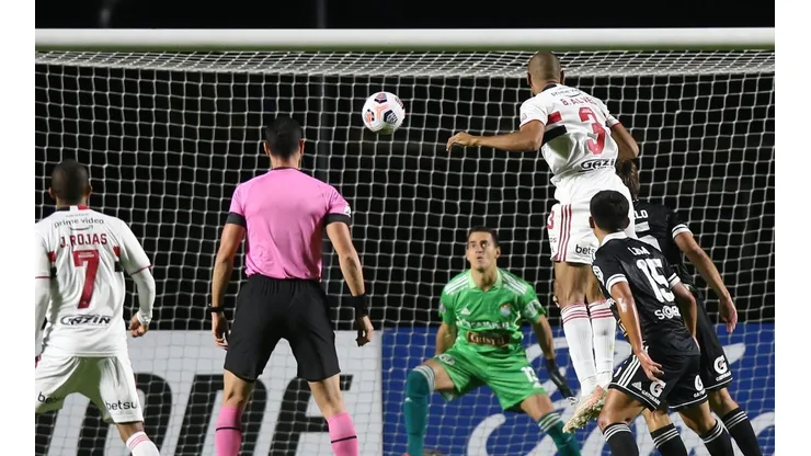 Bruno Alves sobe mais alto que a defesa peruana e cabeceia para as redes (Foto: Getty Images)