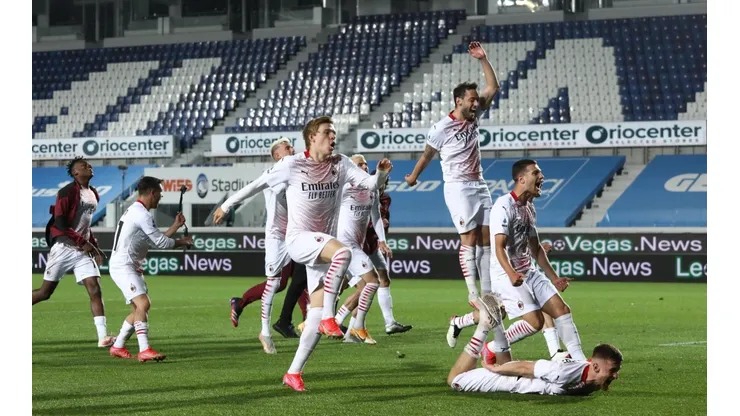 Jogadores do Milan comemoram a classificação para a Champions League (Foto: Getty Images)