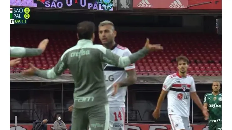 Técnico do Palmeiras, Abel Ferreira parte pra cima de Liziero após jogador acertar o braço em Rony; veja vídeo. (Foto: Reprodução)