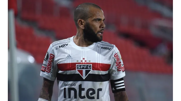 Daniel Alves manda recado: "De espírito e de sentimento tricolor, eu vou estar conectado".