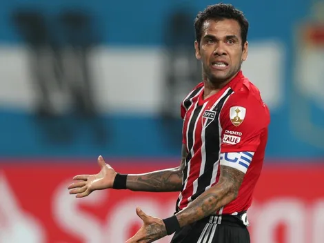 FIFA homenageia 41º título de Daniel Alves na carreira: “Ímã humano de troféus”