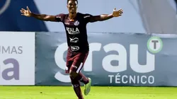 Bruno Mezenga comemora um dos gols na goleada por 5 a 0 sobre o Botafogo-SP (Foto: Thiago Calil/AGIF)