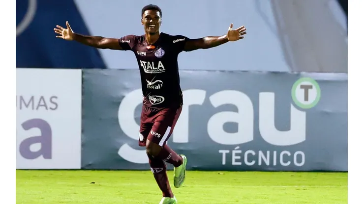 Bruno Mezenga comemora um dos gols na goleada por 5 a 0 sobre o Botafogo-SP (Foto: Thiago Calil/AGIF)