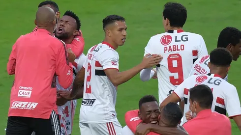 Jogadores do São Paulo comemoram um dos gols da vitória sobre o Palmeiras (Foto: Marcello Zambrana/AGIF)