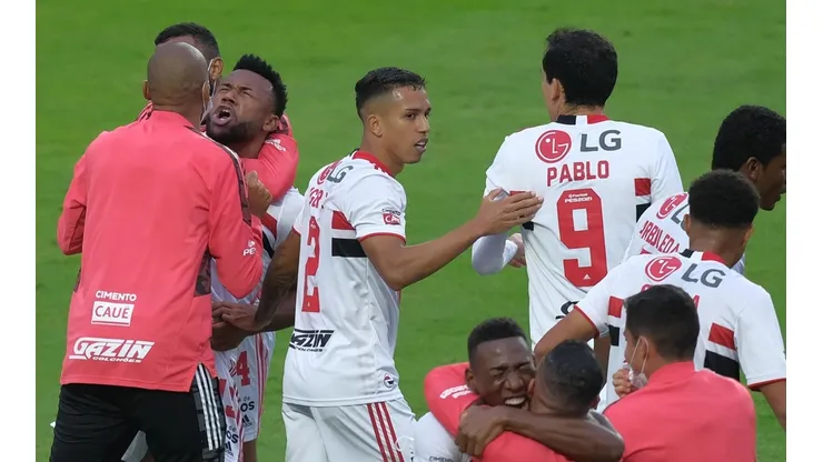 Jogadores do São Paulo comemoram um dos gols da vitória sobre o Palmeiras (Foto: Marcello Zambrana/AGIF)