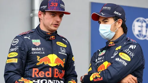 Verstappen (de boné) foi prejudicado pela batida de Charles Leclerc