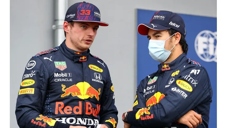 Verstappen (de boné) foi prejudicado pela batida de Charles Leclerc