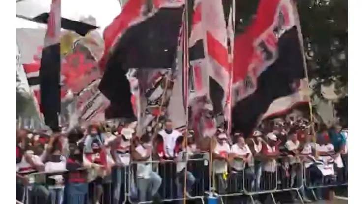 Torcedores do São Paulo estão na porta do Morumbi para acompanhar a final do Paulistão. (Foto: Reprodução)