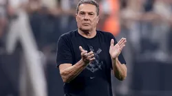 SAO PAULO, BRAZIL - SEPTEMBER 26: Vanderlei Luxemburgo, head coach of Corinthians gestures during the first leg of Copa CONMEBOL Sudamericana semifinal between Corinthians and Fortaleza at Neo Quimica Arena on September 26, 2023 in Sao Paulo, Brazil. (Photo by Alexandre Schneider/Getty Images)
