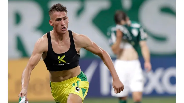 Braian Romero tira a camisa para comemorar o gol da vitória do Defensa y Justicia sobre o Palmeiras (Foto: Getty Images)