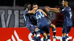 Jogadores do Racing comemoram o gol de Novillo (Foto: Getty Images)