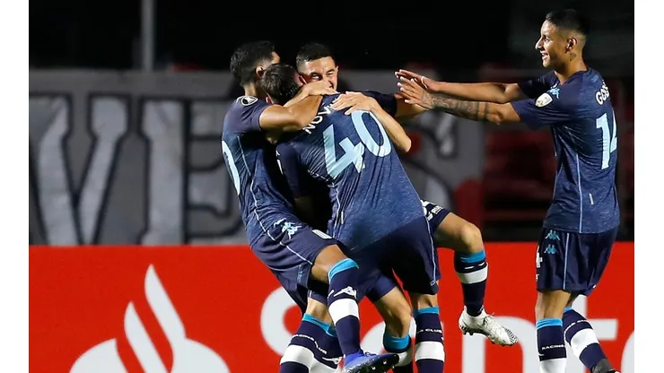 Jogadores do Racing comemoram o gol de Novillo (Foto: Getty Images)