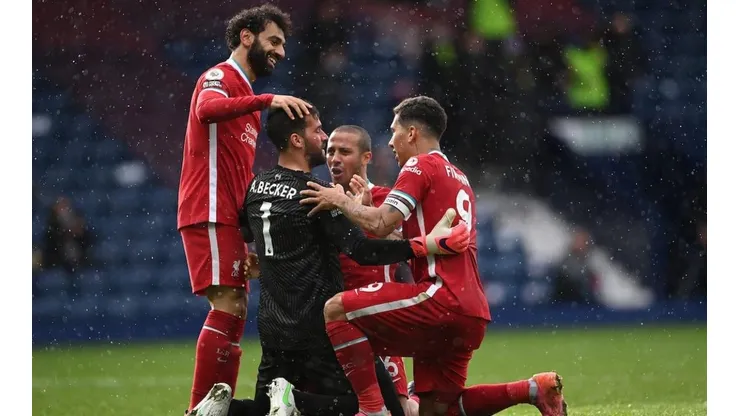 Alisson comemorou o gol com seus companheiros do Liverpool