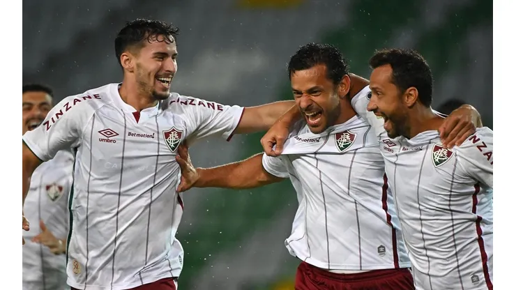 Sócios-torcedores escolhem o novo layout do ônibus do Fluminense.(Foto: Getty Images)