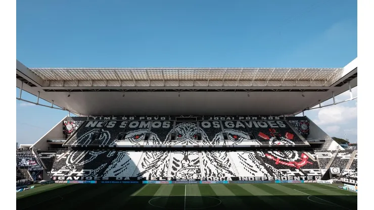 Torcedores protestaram em frente a Neo Química Arena após eliminação do Corinthians para o Palmeiras. (Ettore Chiereguini/AGIF)